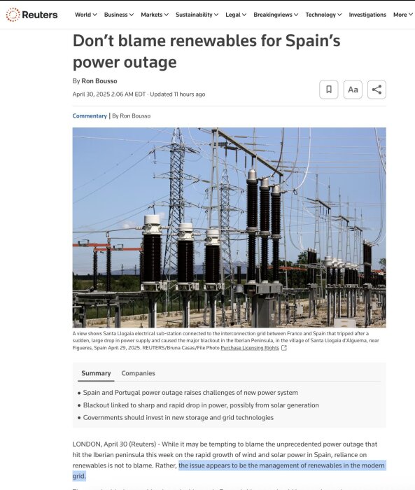 Högspänningsledningar och elsystem vid en transformatorstation under blå himmel.