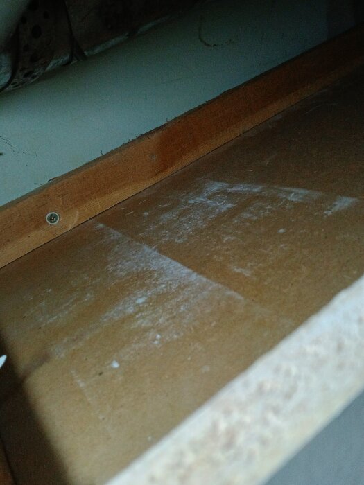 Fläckar bakom snickerier i köket, främst under diskbänken, med frän lukt. Huset byggt 1959.