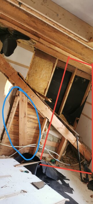 Byggarbetsplats med diagonalt högben och stödstruktur markerad med blå och röd linje. Vy av isolering och byggmaterial på golvet.