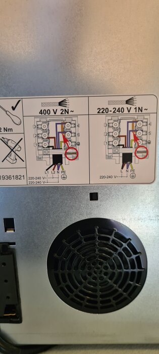 Instruktioner för elektrisk anslutning på hällens undersida med kopplingsschema för 400 V 2N~ och 220-240 V 1N~.