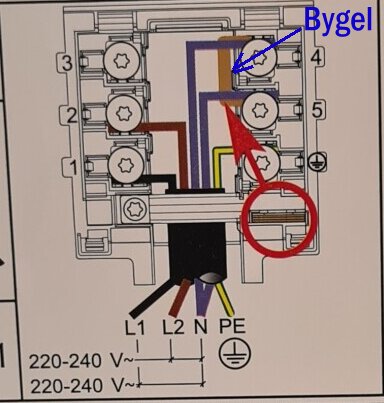 Anslutningsschema med grå kabel och bygel markerad i röd ring och blå pil; spänning 220-240V.