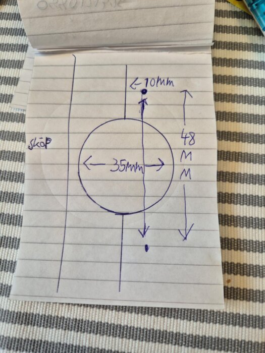 Ritning av gångjärnsmått med 48 mm mellan hålen, 10 mm förskjutning från centrum och 35 mm cirkeldiameter, antecknad på linjerat papper.