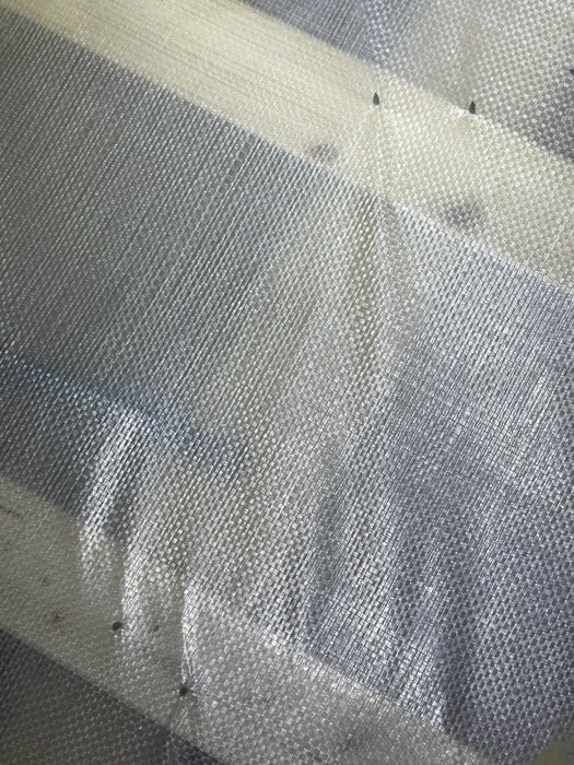 Spikar genom fuktspärr på vinden, fästa i vertikala reglar mot horisontell regel, nybyggt hus 2023.