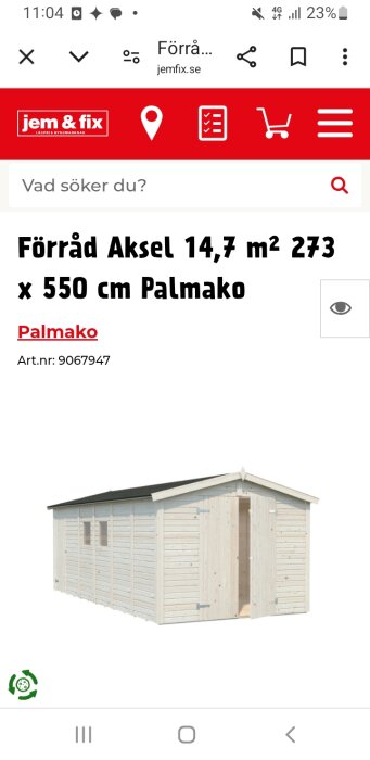 Förråd Aksel 14,7 m² från Palmako visas i Jem o Fix webbplats; vitmålad träbyggnad med två fönster och dörr.