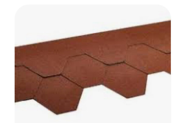 Bruna shingeltakplattor med hexagonmönster, redo att installeras på ett tak.