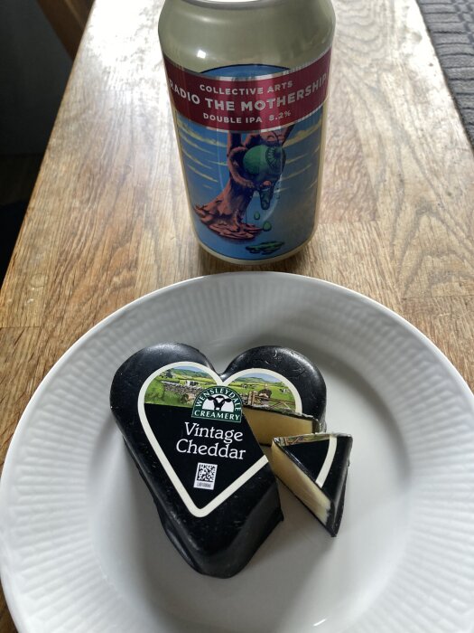 Vintage cheddar och en burk Radio The Mothership Double IPA på ett bord.