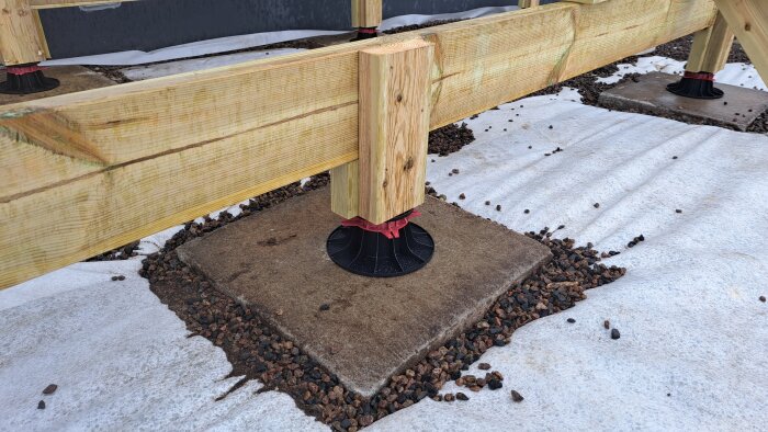 Träram för altan på justerbara terassfötter, placerad på markduk och singel, med bärlinor och skruvlinor enligt specifikation i forumtexten.