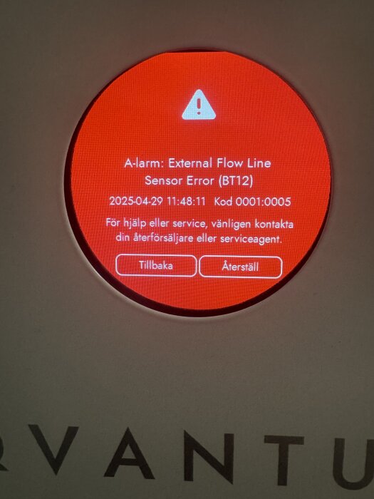 Röd varningsskärm med felmeddelande: "A-larm: External Flow Line Sensor Error (BT12)", samt datum, tid och återställningsalternativ.