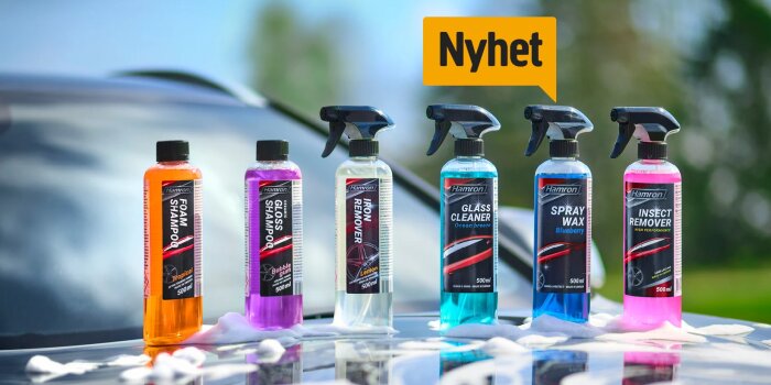 Sex flaskor bilvårdsprodukter med etiketter, uppställna på en bil, märkta som nyheter från Hamron.