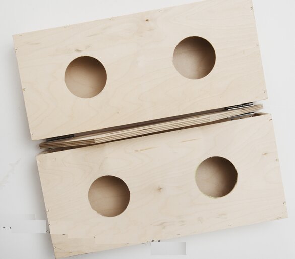 Trälådsdel med hål för rullar och beslag, avsedd för projekt av tunn plywood.