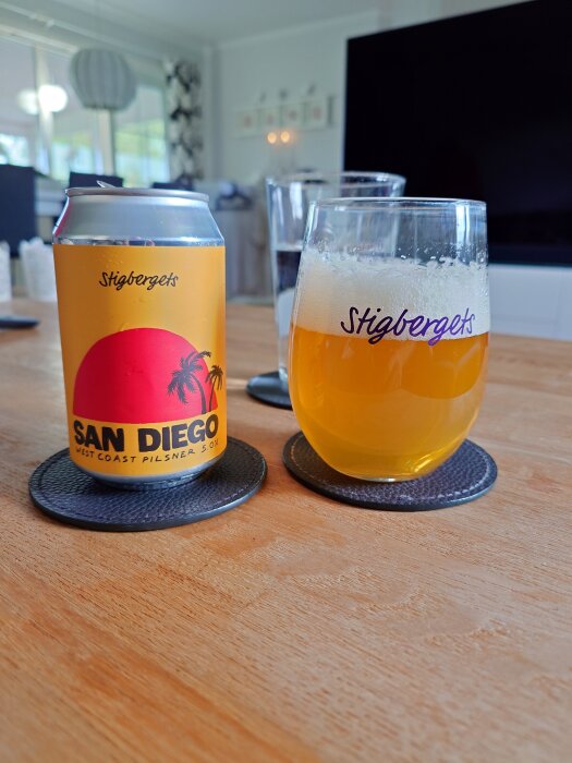 Stigbergets San Diego ölburk bredvid ett ölglas på ett bord.