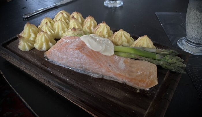 Laxplanka med duchesspotatis, sparris och hollandaisesås.