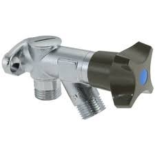 Vattentappkran med svart handtag och bakventil, lämplig för frostskyddsinstallation med värmekabel, diskuteras för användning i stall.