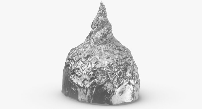 En spetsig hatt av aluminiumfolie.
