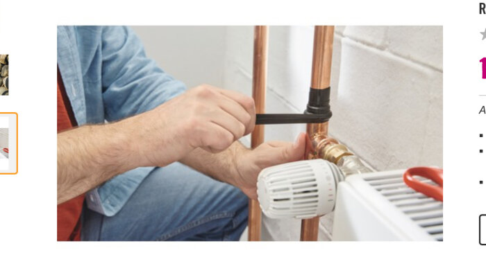 En person applicerar TESAs Extreme Repair silikonband på en kopparledning vid en radiator, omgiven av vit vägg och snickarkläder.