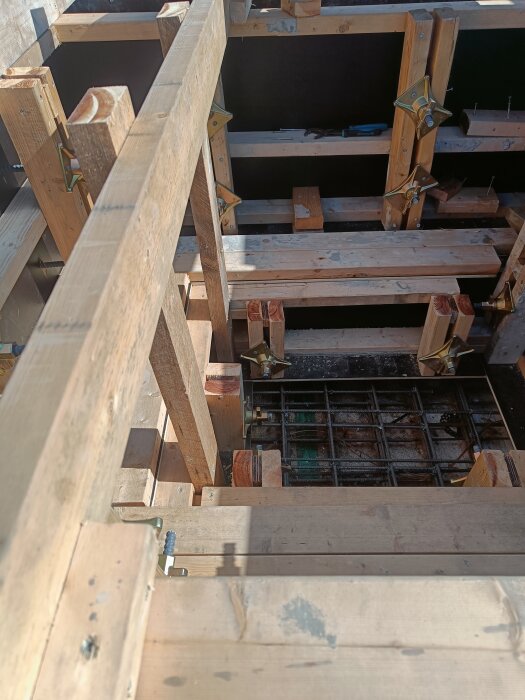 Träram med metallbeslag och förstärkning, del av byggprojekt. Siktad viktning på 1000 kg per sida, med manuell och maskinell lastning.