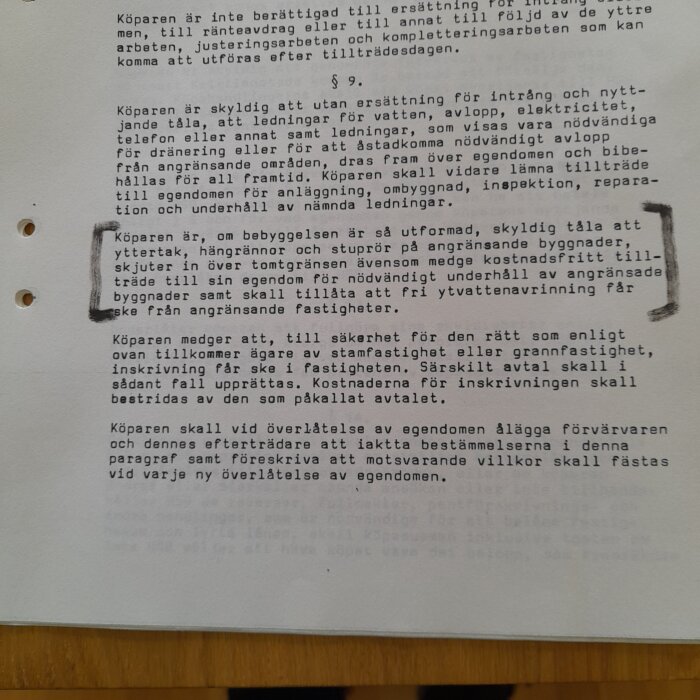 Textdokument på svenska med regler om fastighetsköp, inklusive underhållsskyldigheter för angränsande byggnader och rätt till ytavvattning, med markeringar.