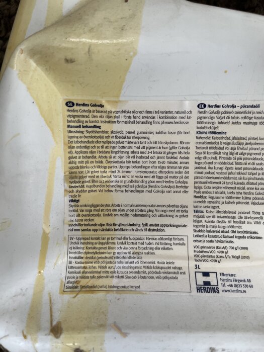Förpackning av Herdins Golvolja, innehållande text med säkerhets- och användningsinstruktioner. Synlig etikett med produktinformation.
