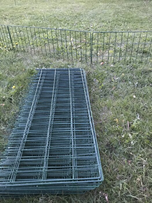 Kompostgaller kapade på mitten på en gräsplan, avsedda som avspärrning.