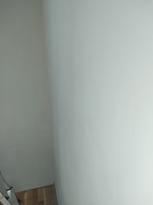 En slät vägg efter borttagning av tapet och applicering av Zinsser Gardz, följt av spackling och slipning.