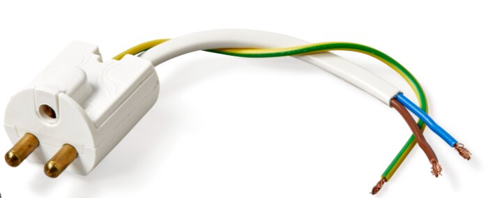 Tvåpolig stickkontakt med tre anslutna elkablar, varav en är jordad.