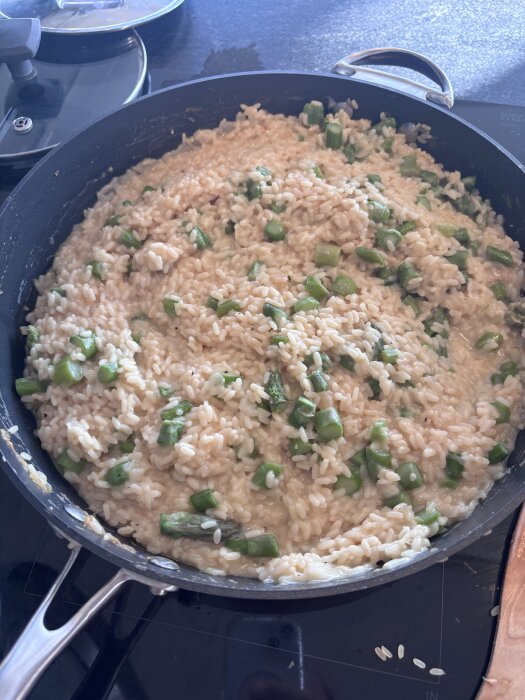 Risotto med fjolårsparris i en stekpanna på spishäll.