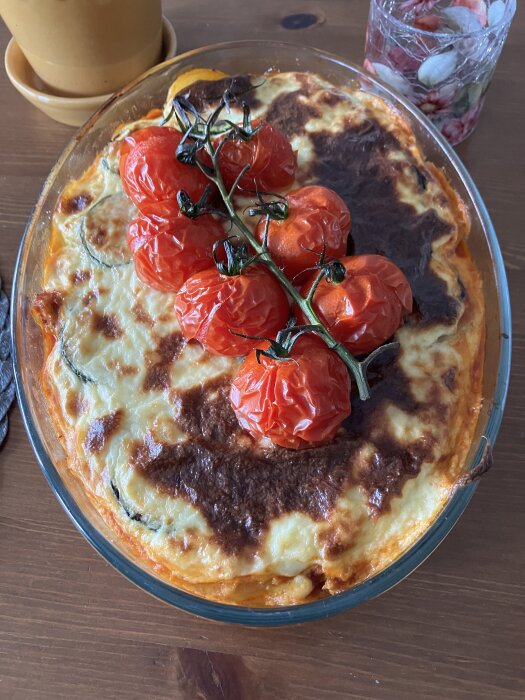 Moussaka med kycklingfärs, zucchini och potatis, toppad med bakade tomater.