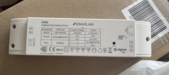 ZigBee-dimmbar LED-drivrutin från Envilar, modell 5480 med tekniska specifikationer och anslutningar, placerad på en kartong.