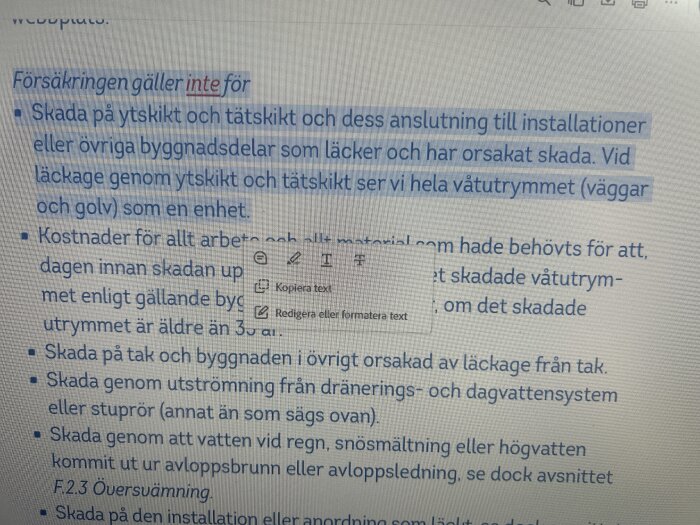 Utdrag från Länsförsäkringars försäkringsvillkor, markerade delar om ytskikt och tätskikt som ej täcks av försäkringen.