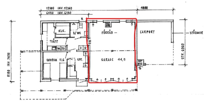Ritning över bottenplan/suterrängplan med dubbelgarage markerat med röd linje, inför konvertering till gästrum.
