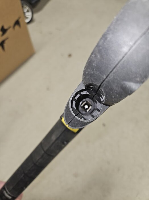 Kärcher högtryckstvätt med spolhandtagets koppling synlig, potentiell problemkälla för löst fästad slang och vattenläckage.