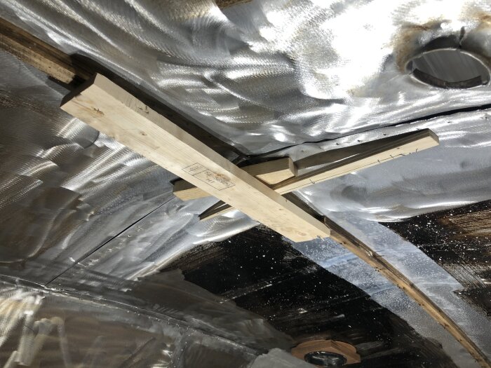 Trästöd i taket av en vagn under renovering, där glasfiber och epoxi används för att stärka konstruktionen.