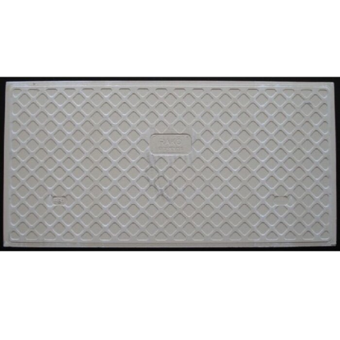 Baksidan av en kakelplatta med rutmönster och texten "RAKO", relaterat till diskussion om kakelsättning i badrum.