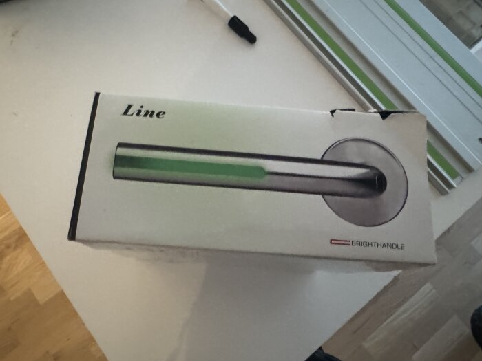 Förpackning med en "Line" BrightHandle dörrhandtag, vilket kan ha koppling till en diskussion om elektriska installationer 12-220 volt.
