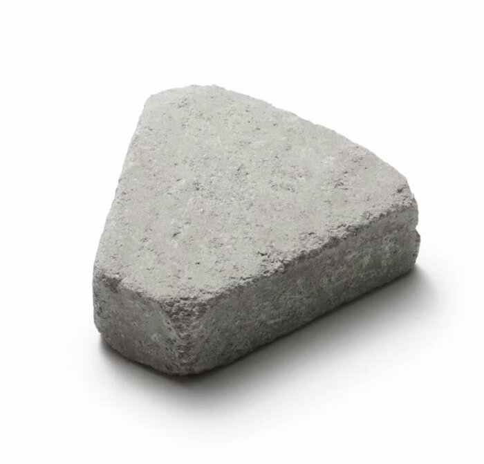 Kilformad grå marksten lämplig som kantsten, visad mot vit bakgrund.