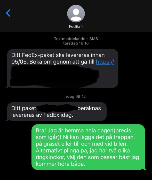 Skärmdump av sms-konversation med FedEx angående paketleverans och svar från mottagaren om leveransinstruktioner.