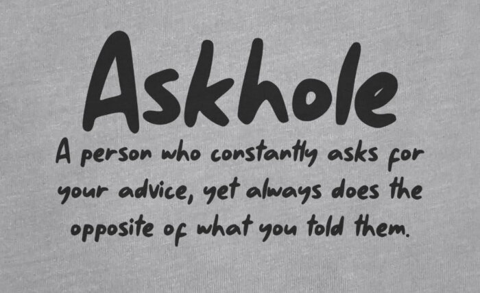 Text på en t-shirt med ordet "Askhole" och definitionen "A person who constantly asks for your advice, yet always does the opposite of what you told them".