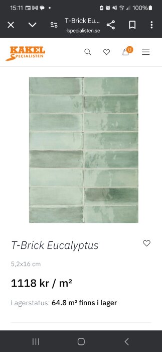 Gröna rektangulära kakelplattor i nyansen eucalyptus, visas i sex rader med två plattor i varje rad.