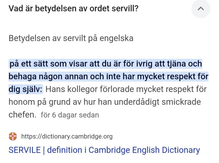 Definition av "servil" från Cambridge English Dictionary, med fokus på att vara ivrig att behaga andra och bristande självrespekt.