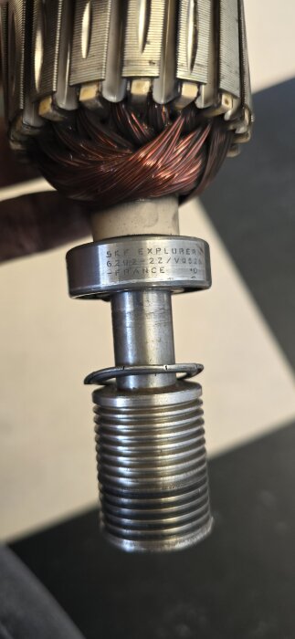 Närbild på en motoraxel med ett synligt lager märkt SKF Explorer 6202-2Z/VQ526, del av en Cylinda FT46 diskussionstråd om lagerbyte.