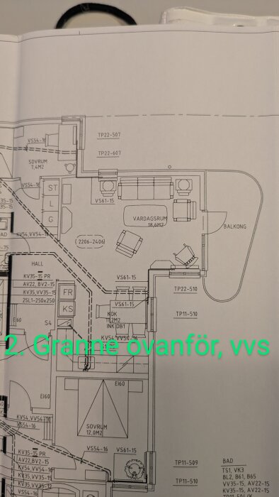 Planritning över lägenhet med markering för VVS, granne ovanför, med markerade rum som vardagsrum, kök och sovrum.