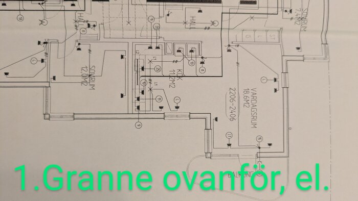 Planritning av grannens våning ovanför, markerad för elektriska installationer, med olika rum och ledningar.