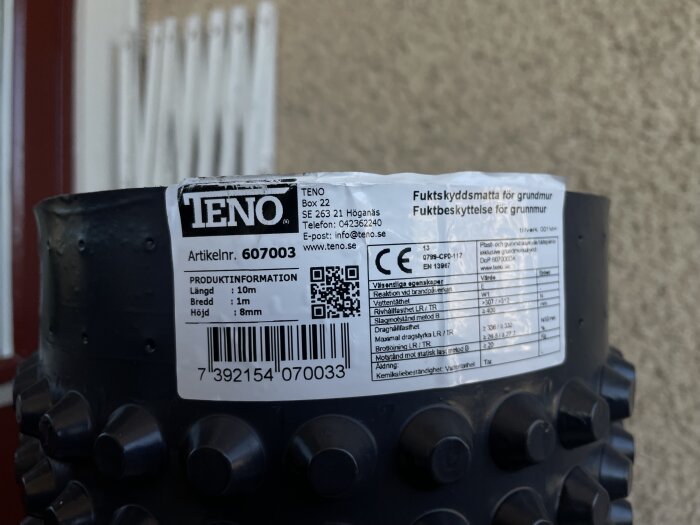 Svart fuktskyddsmatta av återvunnen plast med etikett från TENO, specificerad för att skydda grundmur och källarvägg mot fukt, 10m x 1m.