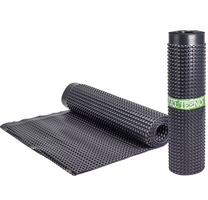 Svart knoppad plastmatta i rulle, används som fuktspärr och ventilation för byggprojekt, tillverkad av återvunnen plast. Längd 10 m, bredd 1 m.