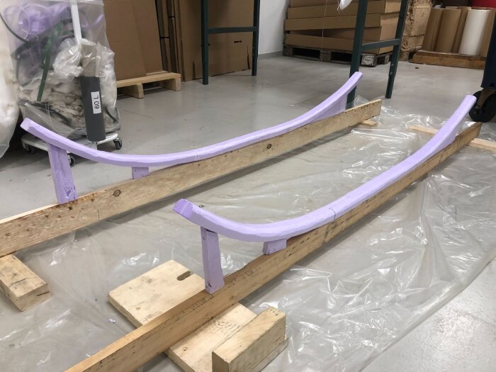 Lila xps-balkar monterade på träramar för plastning och förstärkning av en dörrkarm.