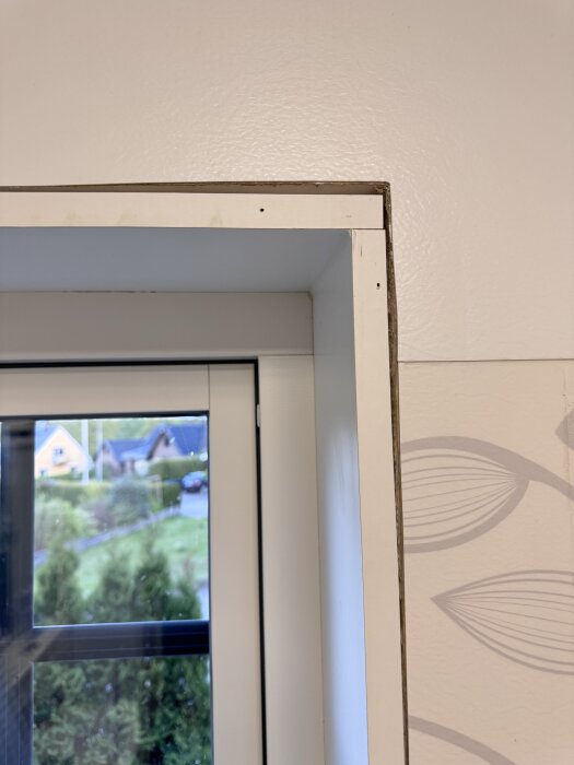 Fönster med exponerad kant där fönsterfoder saknas, visar tätskikt inte vänt upp mot karmen i våtzon 1 enligt bygganvisningar.