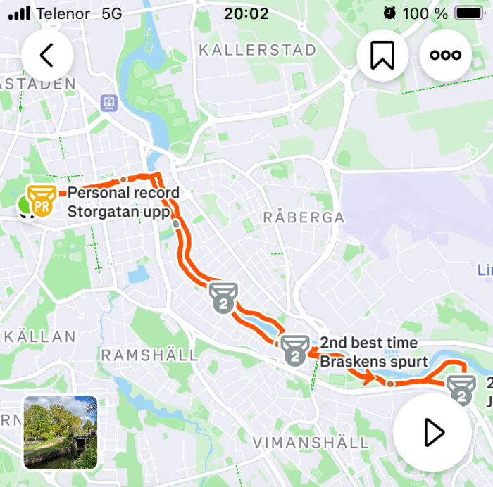 Karta som visar en löprunda genom områden som Kallerstad och Vimanshäll med markeringar för personbästa och bästa tider.