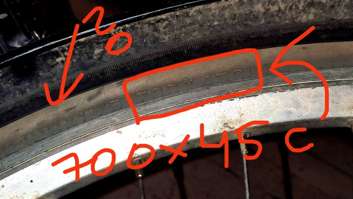 Cykeldäck med märkning 700x45C markerad i rött, användaren frågar vilken slang som passar.