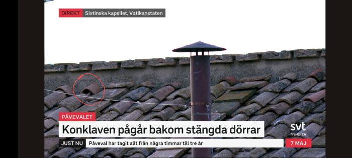 Tak med glipa mellan två takpannor markerad med röd cirkel, fråga om det kräver reparation eller om taket ska bytas till betongpannor eller plåt.