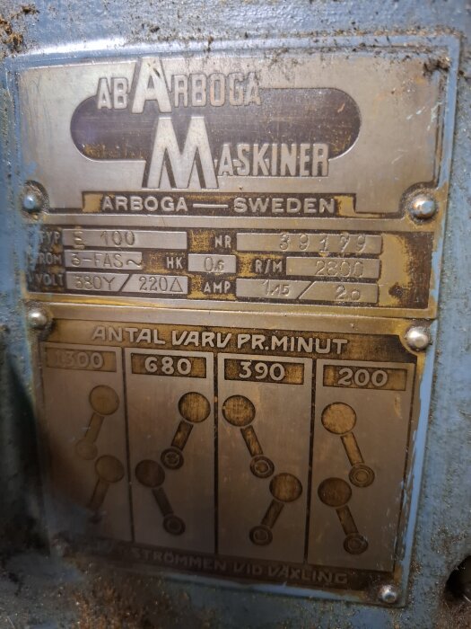 Skylt på maskin från AB Arboga Maskiner med specifikationer och varvtal.